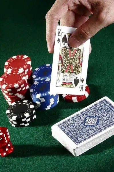 Blackjack live di OPA77 dengan dealer dan kartu yang dibagikan langsung di atas meja
