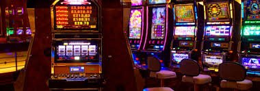 Pemain sedang menggunakan strategi multi-kartu bingo di platform OPA77 pada layar smartphone