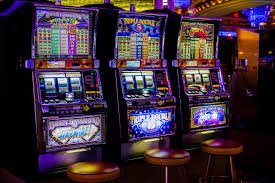 Baccarat live OPA77 dengan dealer cantik dan meja hijau khas kasino
